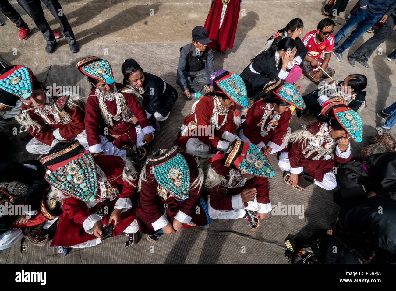 Ladakh, India - Septiembre 4, 2018: Vista superior del grupo de mujeres con sus tradicionales sombreros de festival en Ladakh. Editorial ilustrativos. Foto de stock