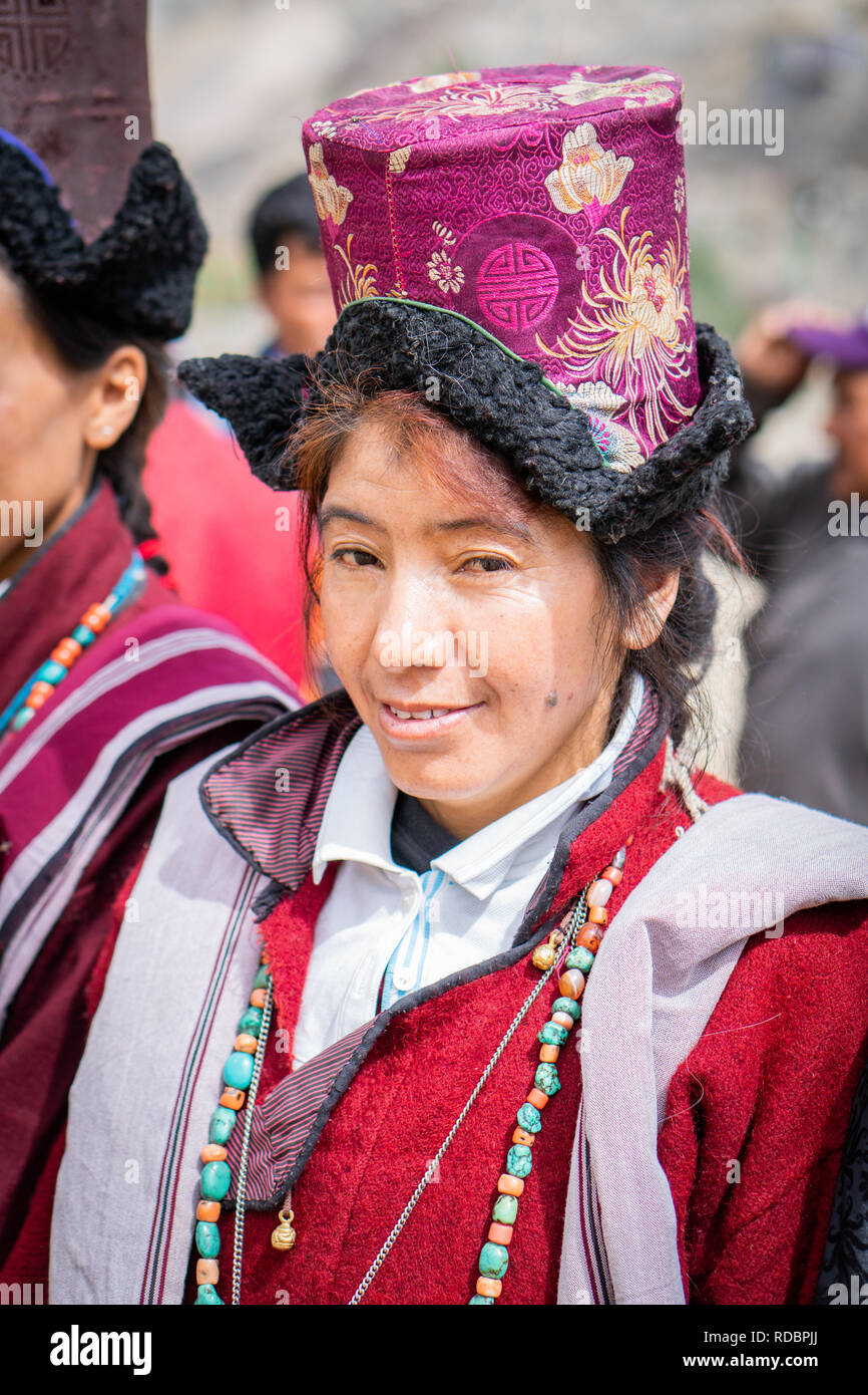 Ladakh, India - 4 de septiembre de 2018: Retrato de mujer indios con ropas tradicionales en festival en Ladakh. Editorial ilustrativos. Foto de stock