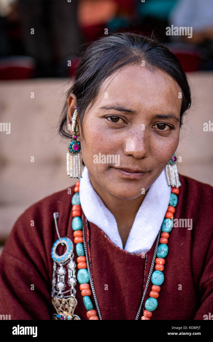Ladakh, India - 4 de septiembre de 2018: Retrato de joven mujer indios con ropas tradicionales en festival en Ladakh. Editorial ilustrativos. Foto de stock