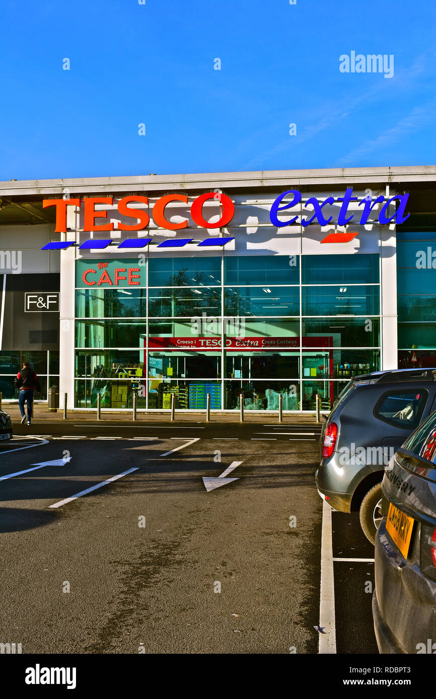 Tesco extra frente a la tienda fotografías e imágenes de alta
