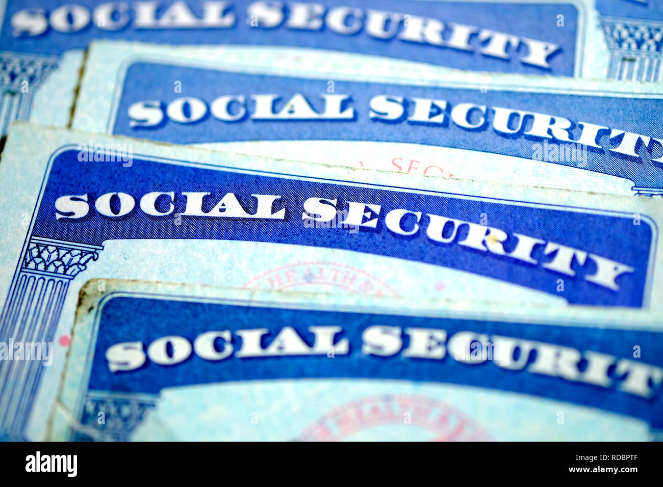 Tarjetas de seguridad social que simbolizan los beneficios para personas mayores Estados Unidos Foto de stock