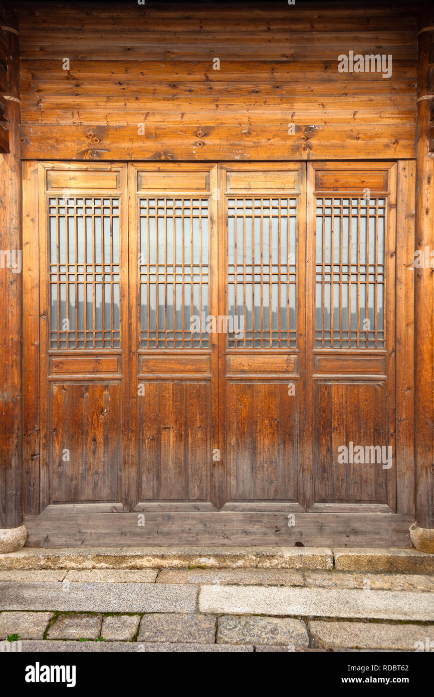 Cerca de la puerta de madera de estilo tradicional chino. Foto de stock