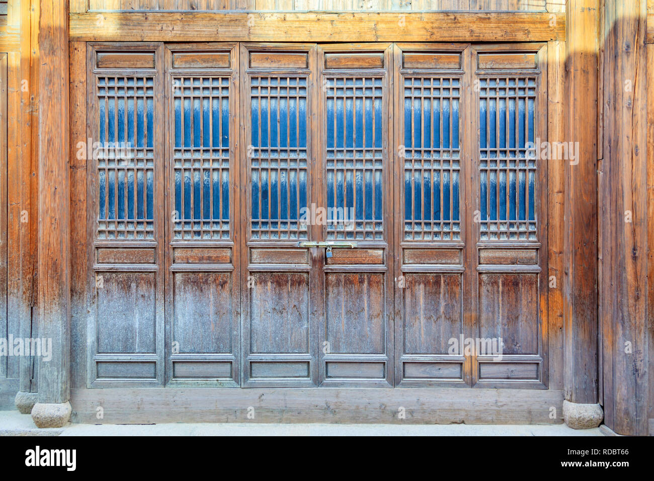 Cerca de la puerta de madera de estilo tradicional chino. Foto de stock