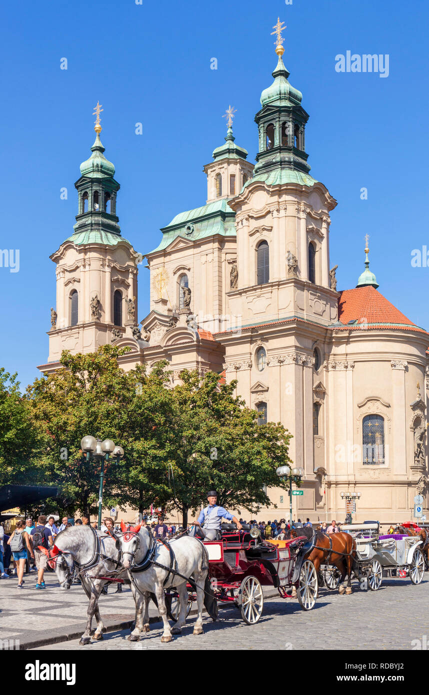 Iglesia de San Nicolás en Praga Praga y carruajes de caballos de la plaza de la ciudad vieja Staroměstské náměstí Praga República Checa Europa Foto de stock