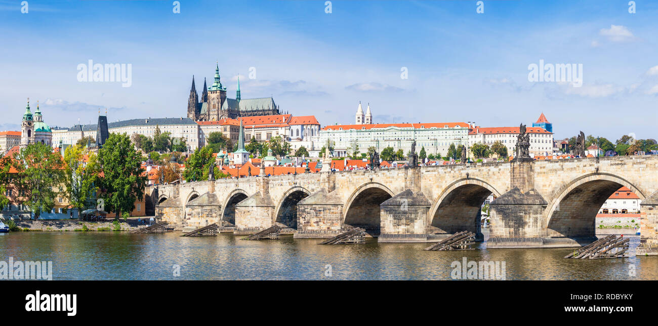 Praga El castillo de Praga con la catedral de San Vito de Praga puente de Carlos sobre el río Vltava Praga República Checa Europa Foto de stock