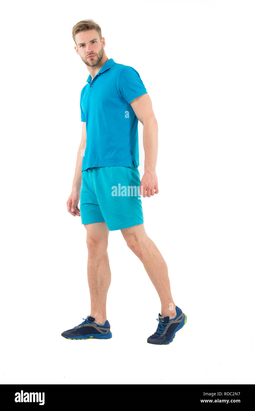 Macho llevar ropa para un estilo de vida activo entrenamiento o  capacitación. Hombre ropa deportiva aislado sobre fondo blanco. Hombre  Barbado en azul ropa casual. Estilo de moda deportiva y tendencia. Ropa