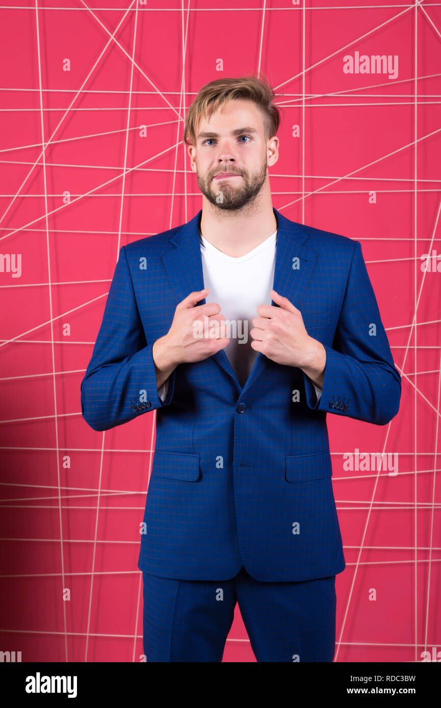 Hombre ropa formal parece guapo y seguro. Indumentaria adecuada influencia  reputación en la sociedad. Hombre o empresario desgaste clásico traje azul  oscuro. Ropa y vestuario elegante concepto. La moda masculina Fotografía de