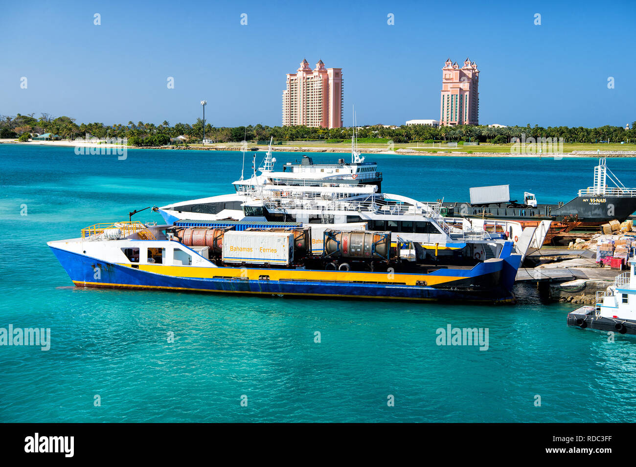 NASSAU, Bahamas Marzo 9, 2016 el ferry en frente del Atlantis