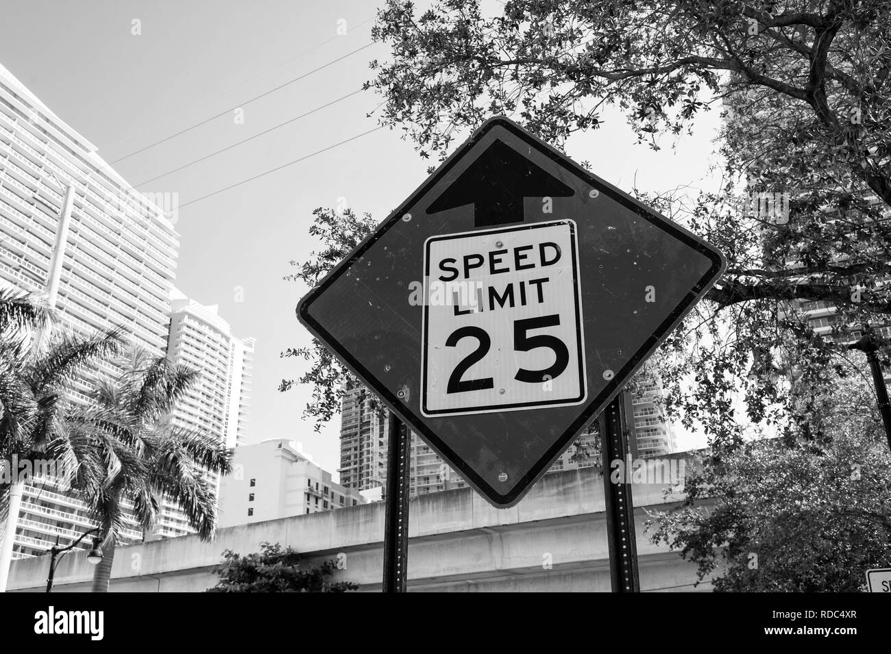 Aviso de límite de velocidad en Miami, Estados Unidos. Señal de tráfico