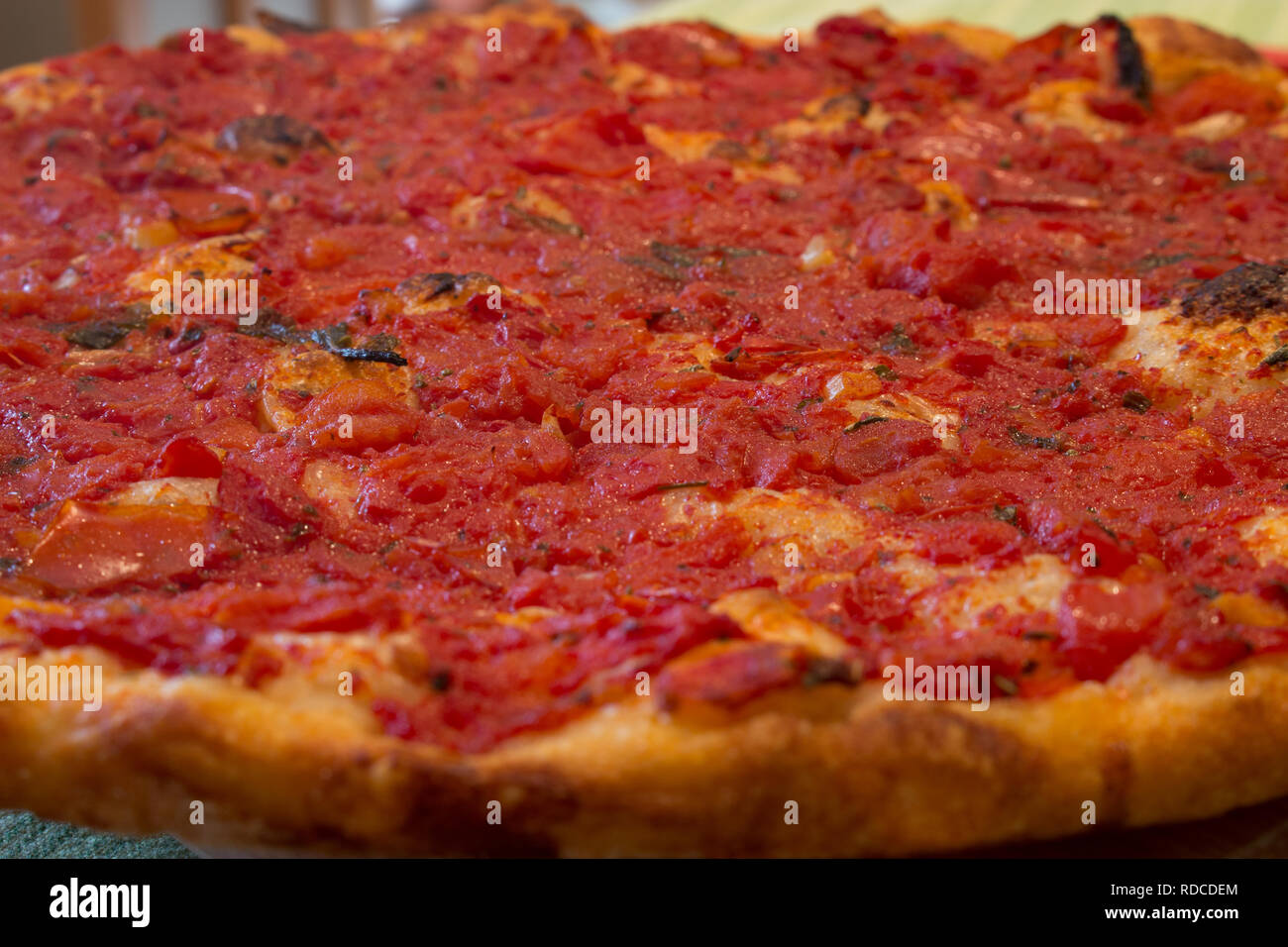 Pizza casera con productos orgánicos de tomate y aceite de oliva virgen extra Foto de stock