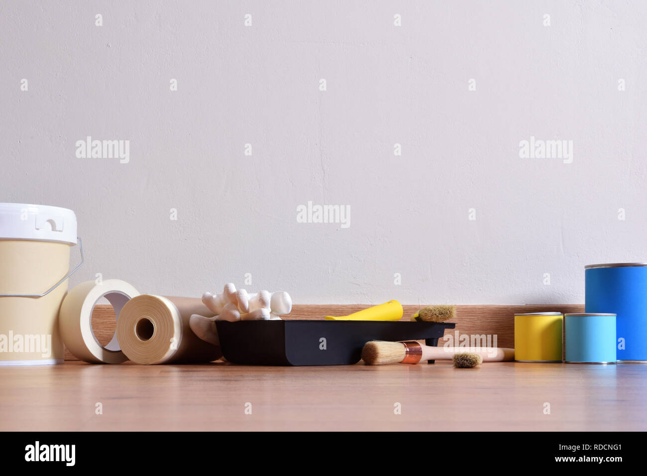 Herramientas De Pintura Para El Hogar Sobre La Mesa Con La Pared