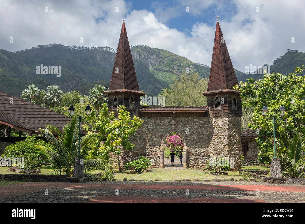 La Polinesia Francesa, las islas Marquesas, Nuku Hiva, Taiohae, iglesia gate Foto de stock