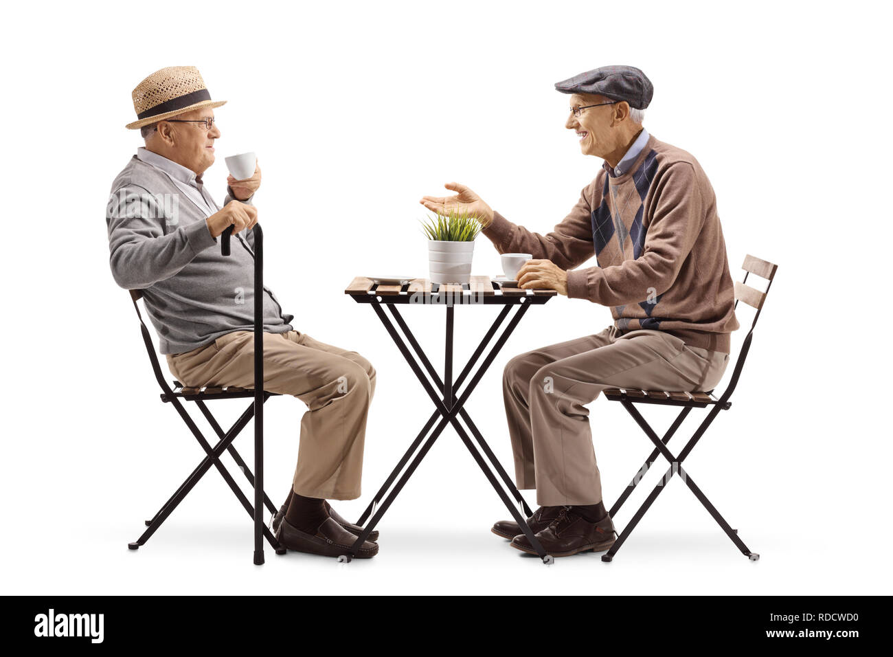 Hombres sentados mesa fotografías e imágenes de alta resolución Alamy