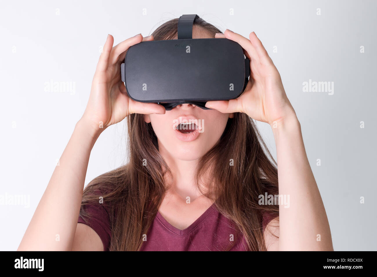 Sorprendido positiva mujer vistiendo gafas de realidad virtual auriculares,  caja de VR. La conexión, la tecnología, la nueva generación, el concepto de  progreso. Chica sorprendidos por algo que en realidad virtual. Foto