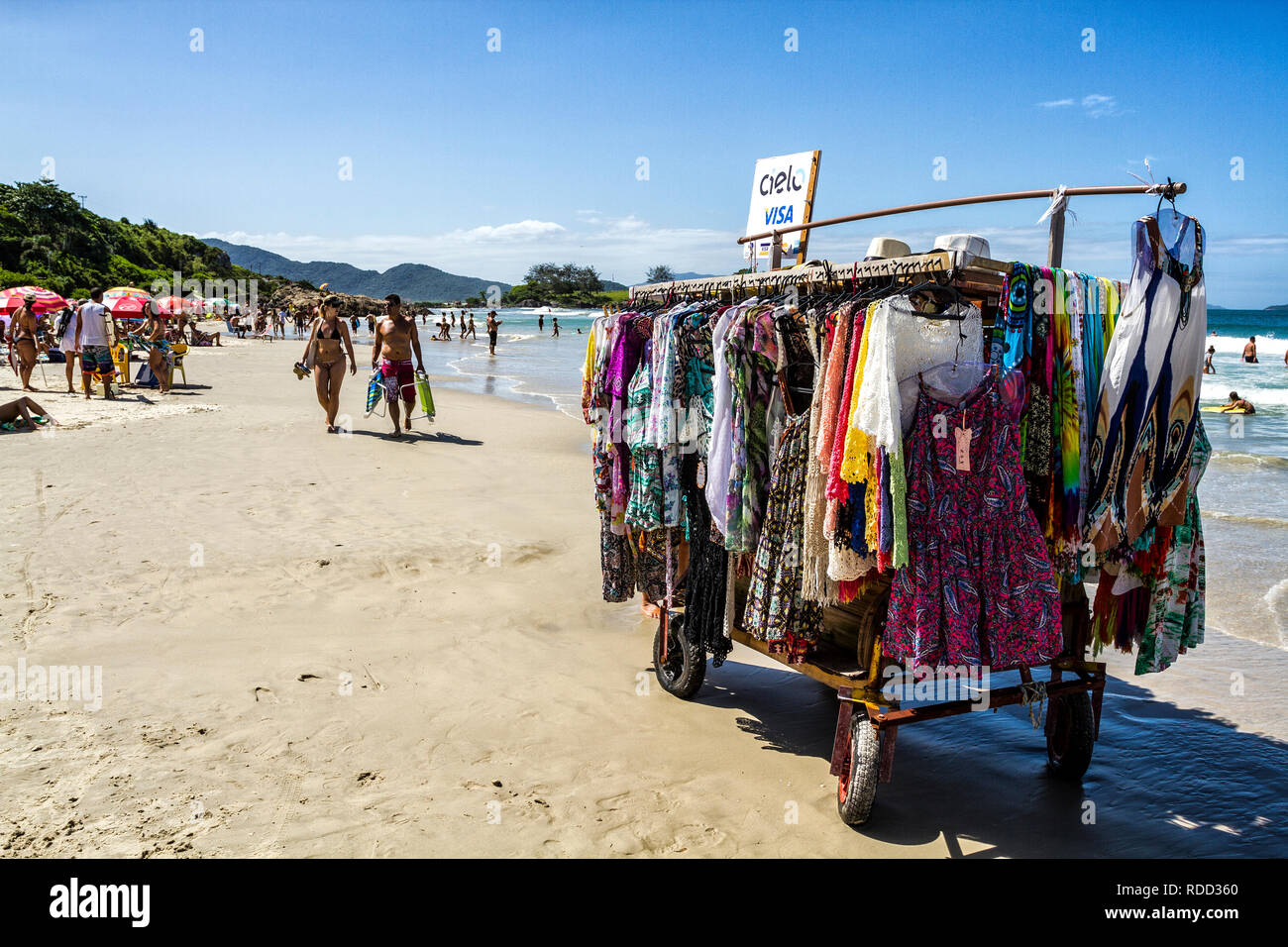Foto de puesto de ropa, ropa, venta ambulante, playa, verano do
