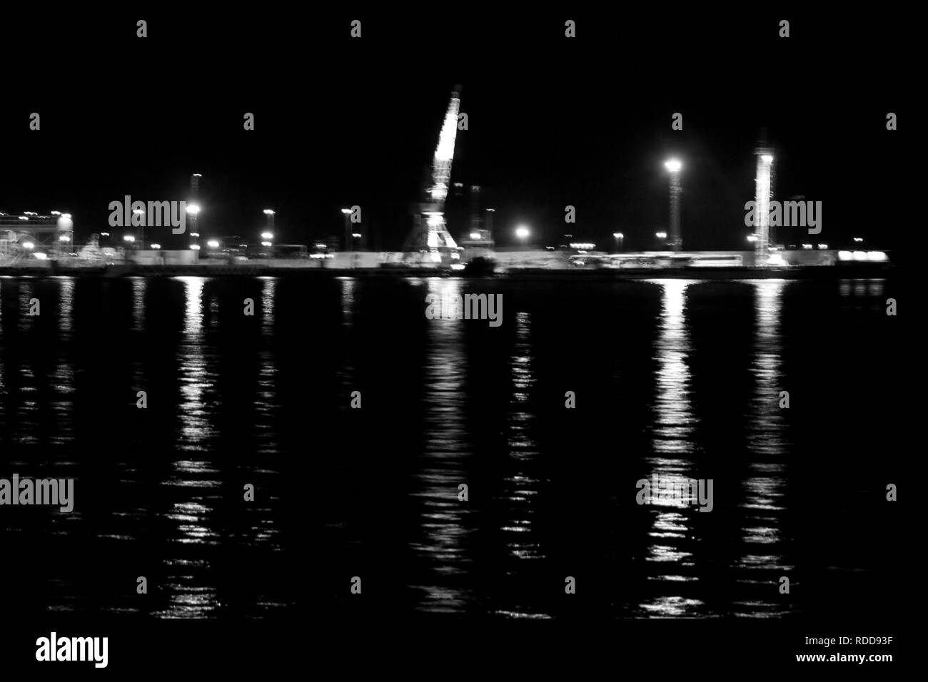 Grúa en el puerto de Tallin, Estonia a la noche. Filtro blanco y negro Foto de stock