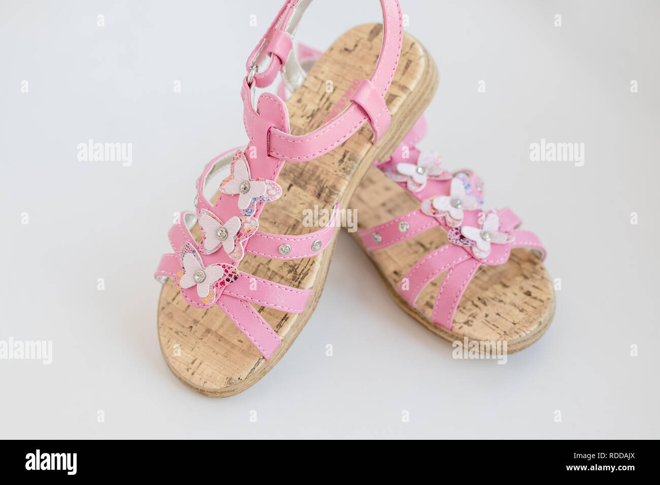 Baby Pink moda sandalias aislado sobre fondo blanco.cerca del zapatos de moda de verano para niños.Zapatos para niñas, zapatillas, la playa de moda para bebé Fotografía de stock - Alamy