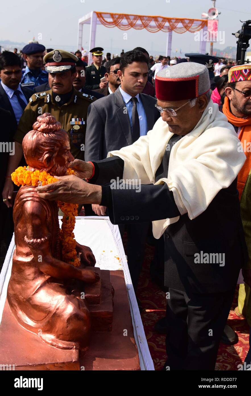 Allahabad, Uttar Pradesh, India. 17 ene, 2019. Presidente Ram Nath Kovind ofrecer oración a Maharshi Bhardwaj estatua después de ceremonia en Sangam en Allahabad durante el Kumbh Mela. Crédito: Prabhat Kumar Verma/Zuma alambre/Alamy Live News Foto de stock