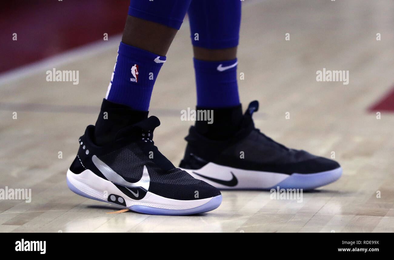 New York Knicks' Frank Ntilikina lleva un par de zapatillas Nike el primer  auto zapatos de costura durante el NBA Juego de Londres 2019 en el O2  Arena, de Londres Fotografía de
