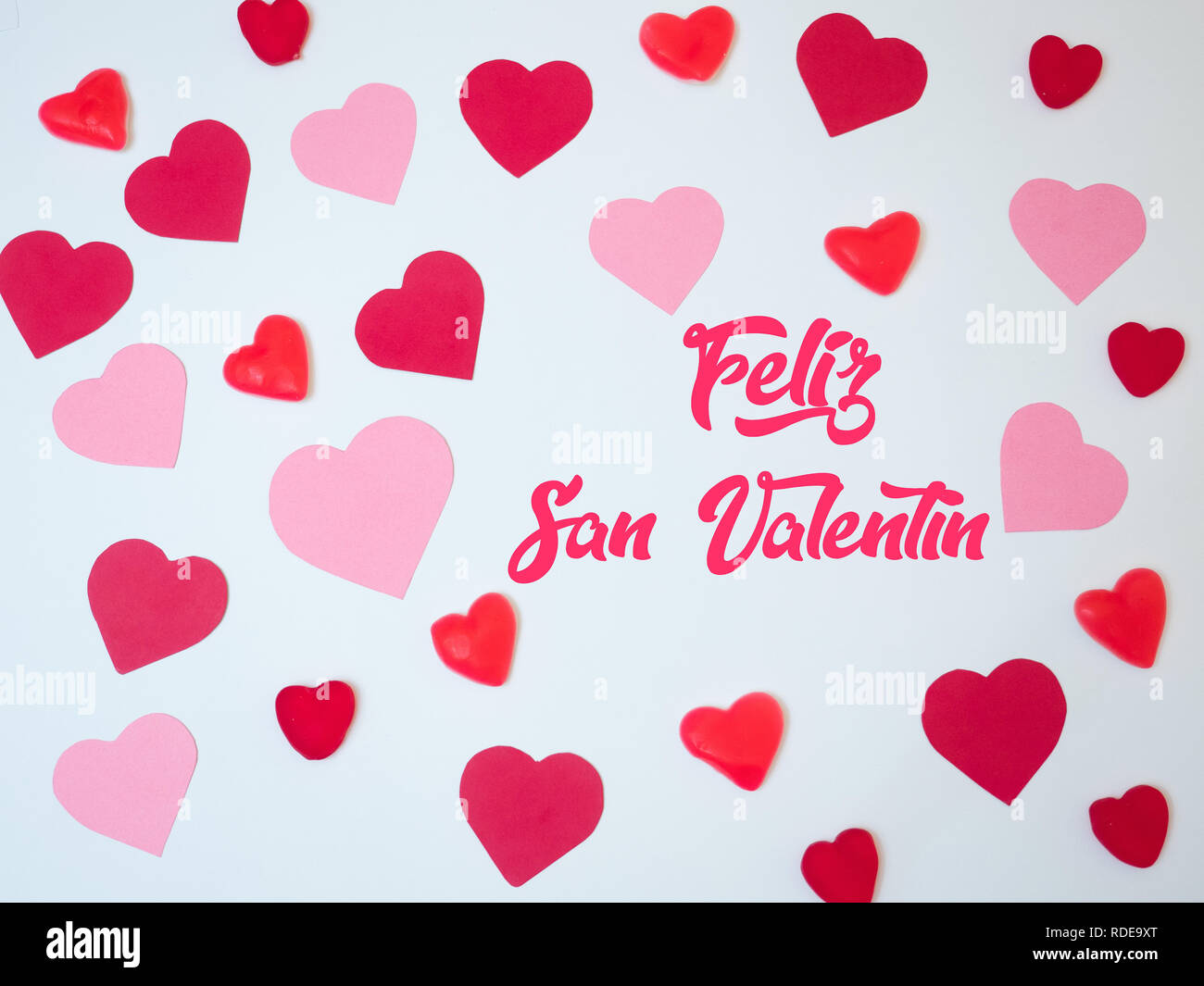 Día de San Valentín tarjeta decoración hecha con corazones de papel rojo y  rosa y una caja de regalo. Regalo de amor Fotografía de stock - Alamy