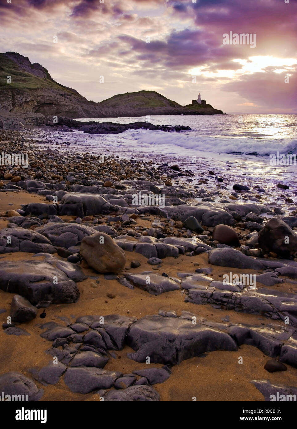 Una vista del amanecer de Mumbles Cabeza en Bahía de Swansea, Gales. Foto de stock