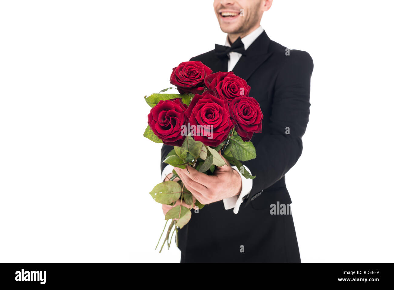 Vista recortada del hombre feliz regalando rosas rojas para el día de San  Valentín, aislado en blanco Fotografía de stock - Alamy