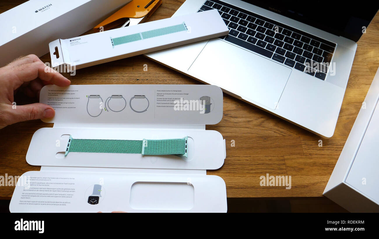 París, Francia - Apr 24, 2018: la nueva Serie 3 de Apple Watch smartwatch cambiar  correa para la nueva 42mm Verde Marina Sport Bucle - unboxing de correa y  admirando la correa Fotografía de stock - Alamy