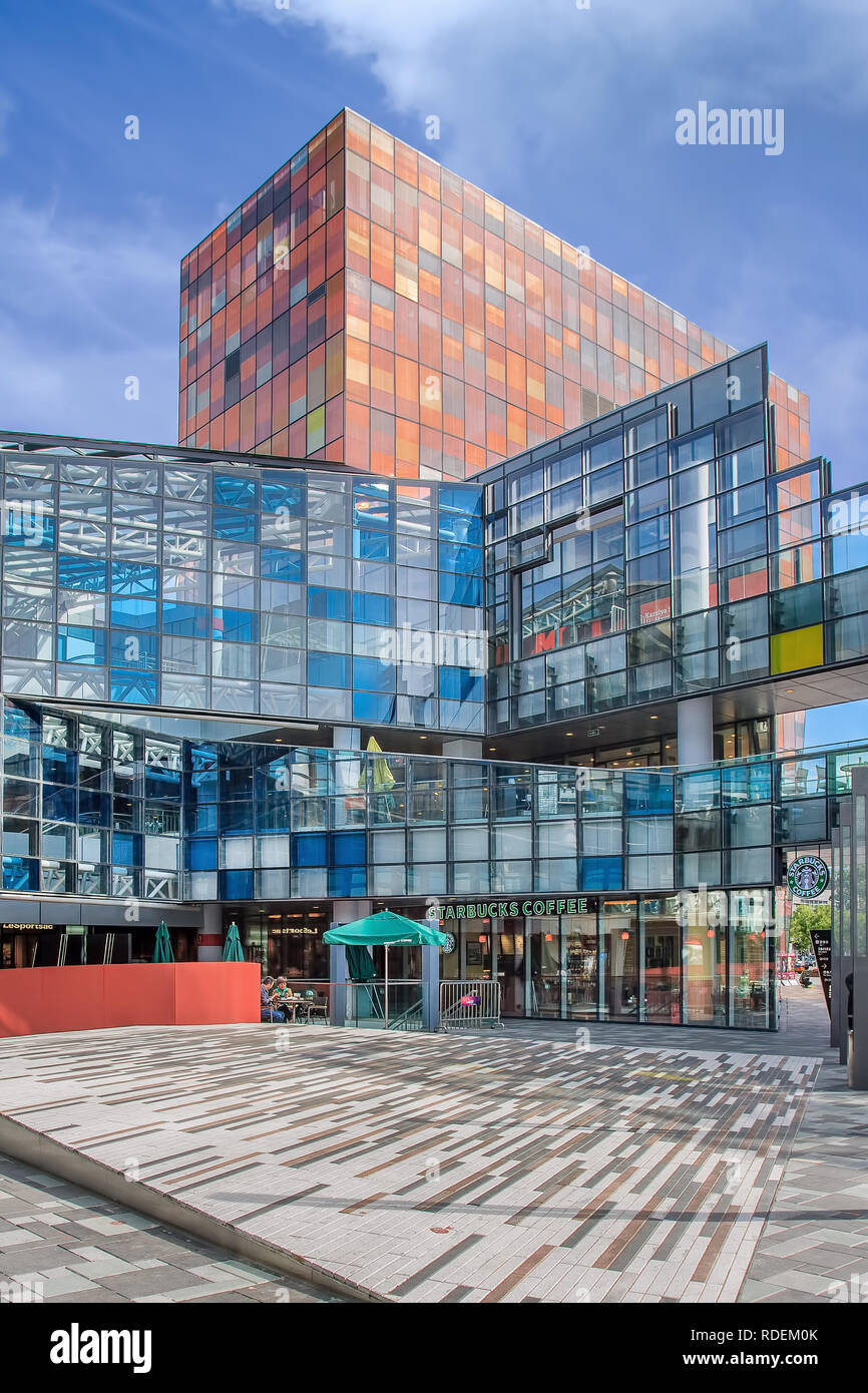 Arquitectura moderna en Beijing Sanlitun Village, la zona de compras de moda al aire libre lleno de marcas internacionales, grandes cadenas de tiendas y restaurantes de lujo. Foto de stock