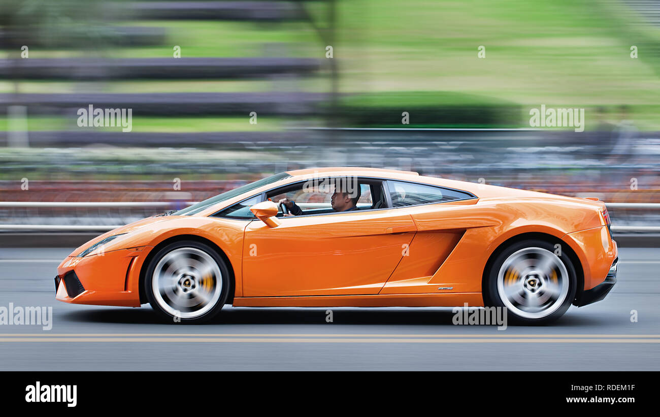 Lamborghini Gallardo acelerando. Con un total de  vehículos entregados  a clientes de todo el mundo, Lamborghini informó de otro aumento en la  entrega Fotografía de stock - Alamy