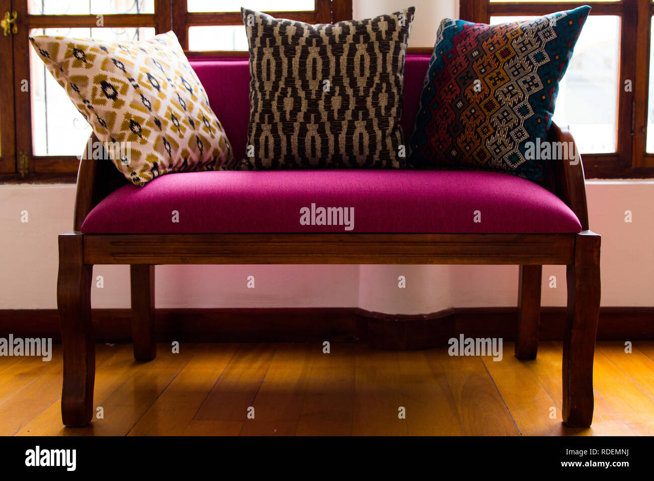 Purple pillow fotografías e imágenes de alta resolución - Alamy