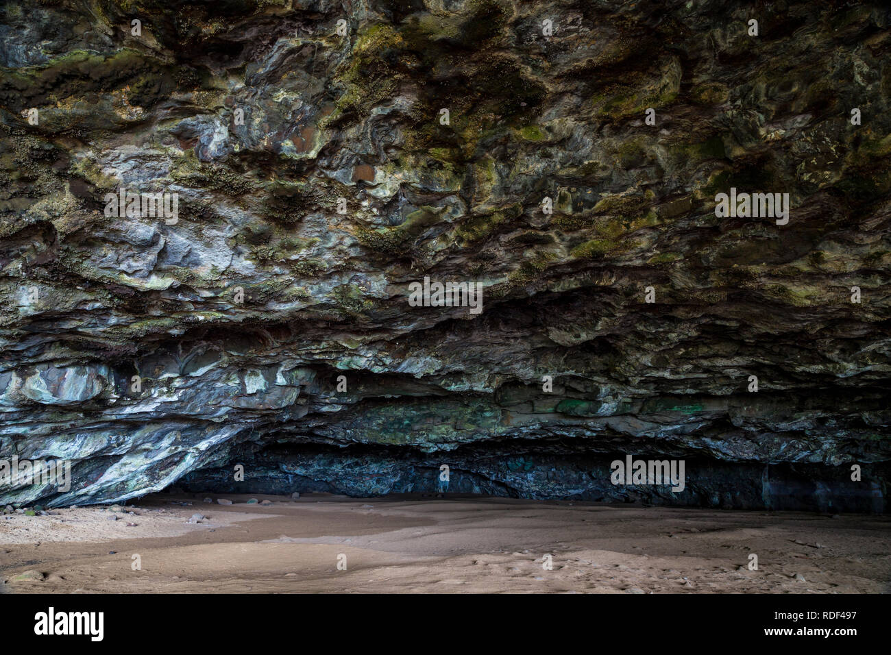 Tenebrosa cueva con fantásticas formaciones rocosas cerca de Kapaa, Kauai Beach, Hawaii, EE.UU. Foto de stock