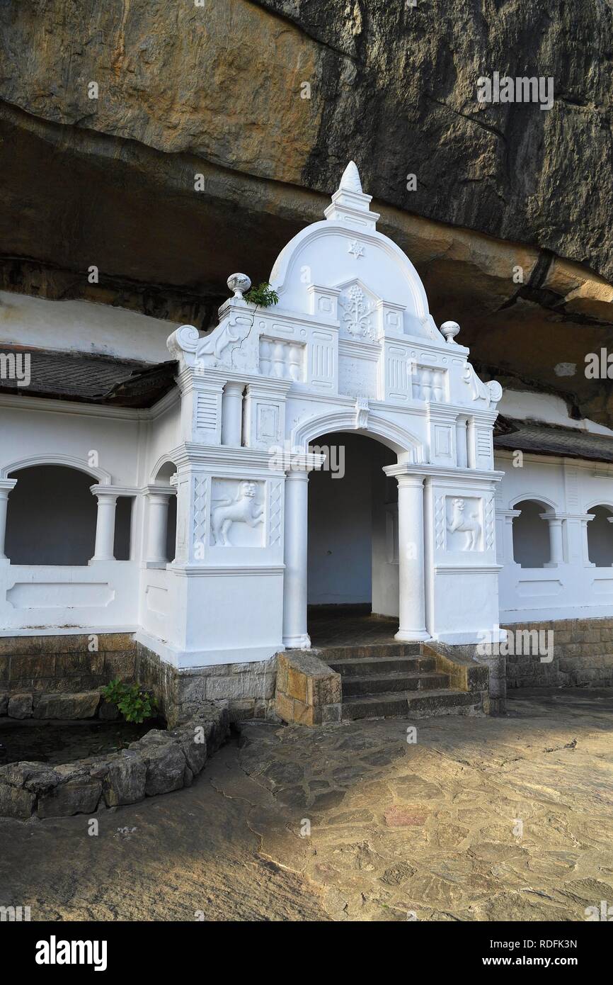 Portal de entrada cueva templo Dambulla, sitio del patrimonio mundial de la UNESCO, Sri Lanka Foto de stock