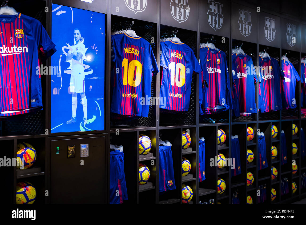 BARCELONA, España - 12 de enero de 2018: Tienda Oficial FC Barcelona , ropa  y calzado equipo de souvenirs y toda la parafernalia para los fanáticos del  equipo y v Fotografía de stock - Alamy
