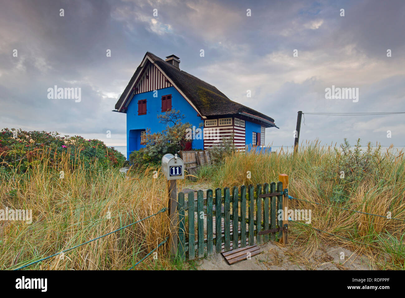 Casa de playa azul en la península Graswarder, Heiligenhafen, Schleswig-Holstein, Alemania Foto de stock