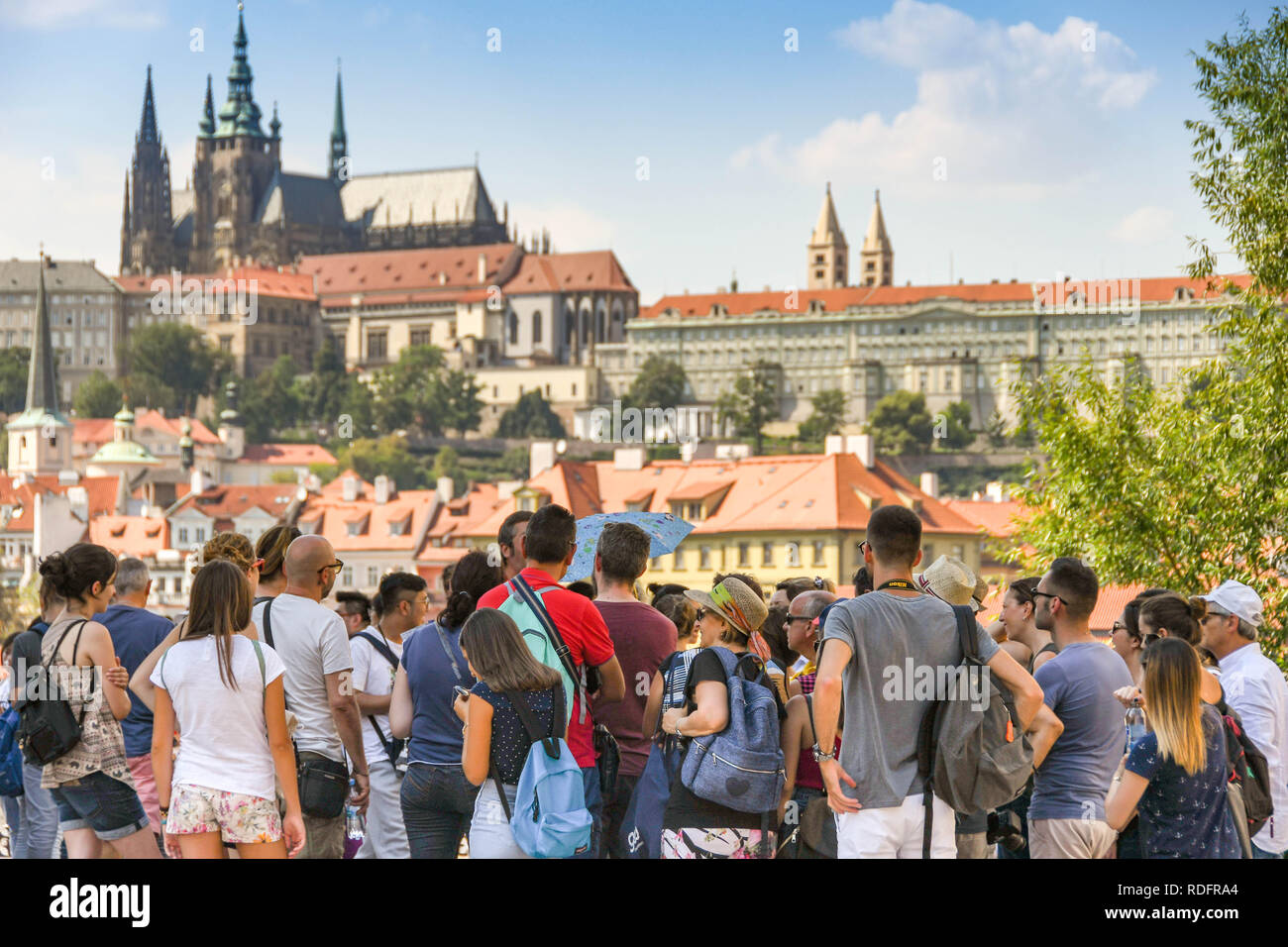 Praga, República Checa - Agosto 2018: grupo de turistas en Praga con St Vitas catedral y Castillo de Praga al fondo Foto de stock