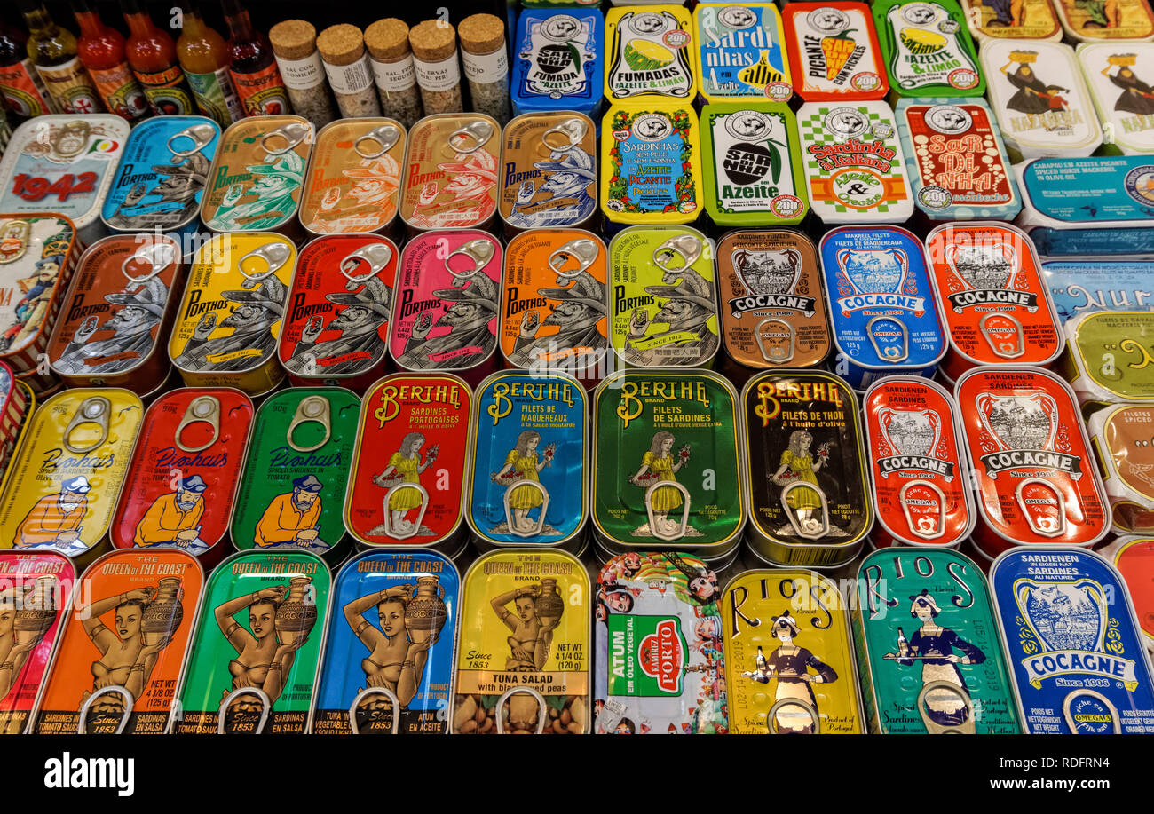 Las sardinas enlatadas tradicionales para la venta en el mercado de Campo de Ourique en Lisboa, Portugal. Foto de stock