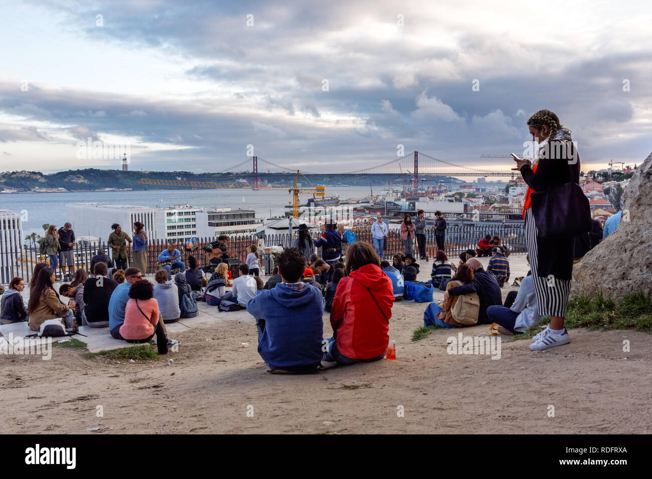 Los jóvenes disfrutando del atardecer en el Miradouro de Santa Catarina en Lisboa, Portugal. Foto de stock