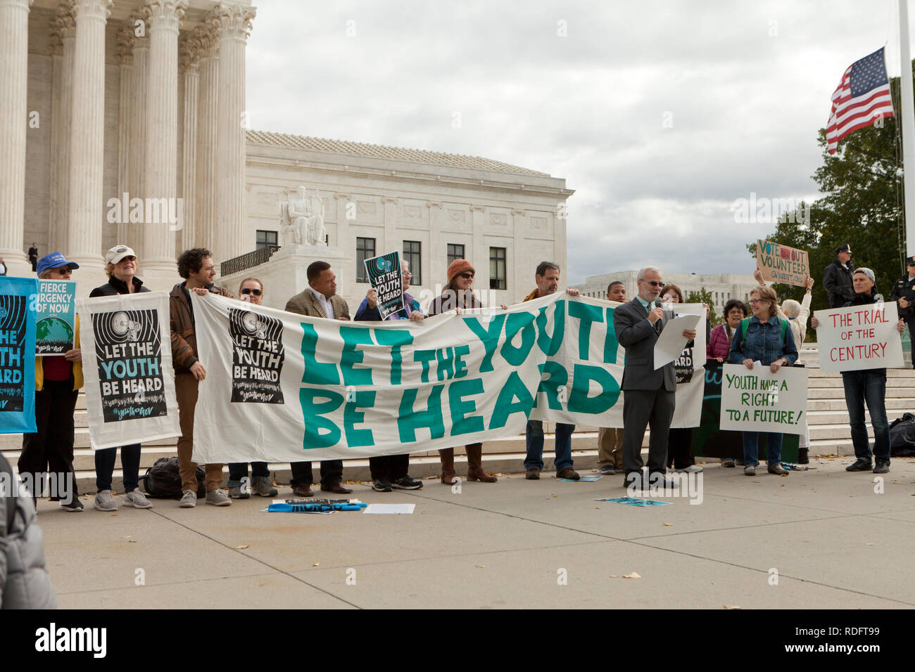 El 10 de septiembre, 2018, Washington DC: Protesta de manifestantes frente al edificio de la Corte Suprema de Estados Unidos en apoyo de "dejar a los jóvenes ser escuchados" movimiento Foto de stock