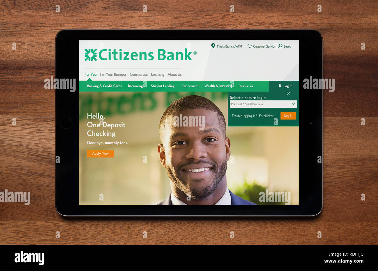 El sitio web de Citizens Bank es visto en un iPad, que descansa sobre una mesa de madera (uso Editorial solamente). Foto de stock