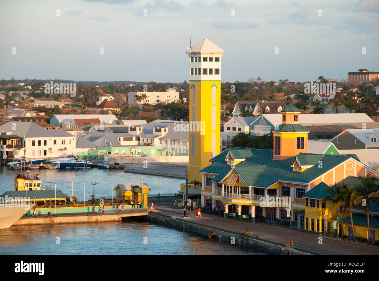 La terminal del puerto de la ciudad de Nassau en un atardecer de luz  (Bahamas Fotografía de stock - Alamy