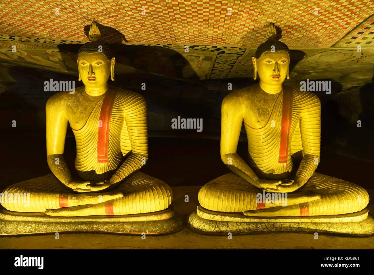 Estatuas de Buda y murales en uno de los templos de la cueva el Templo de Oro, Sitio del Patrimonio Mundial de la UNESCO, Dambulla Foto de stock