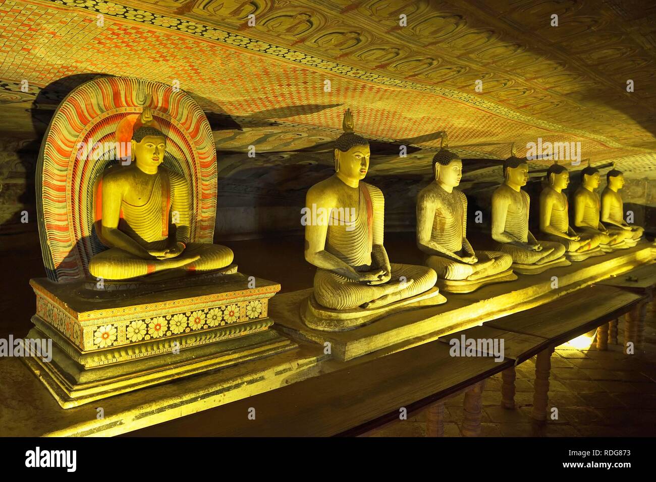 Estatuas de Buda y murales en uno de los templos de la cueva el Templo de Oro, Sitio del Patrimonio Mundial de la UNESCO, Dambulla Foto de stock