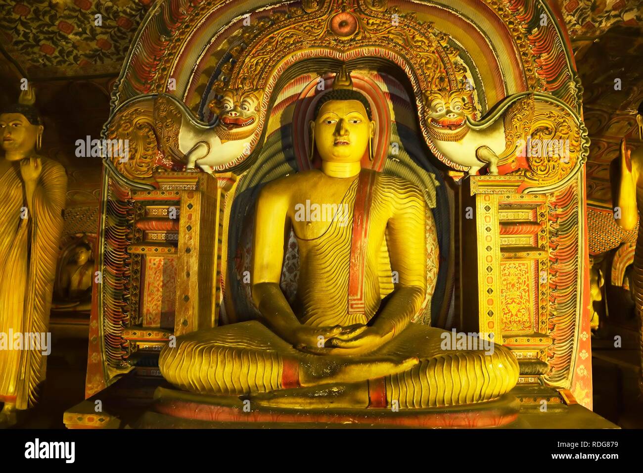 Estatua de Buda y murales en uno de los templos de la cueva el Templo de Oro, Sitio del Patrimonio Mundial de la UNESCO, Dambulla, Provincia Central Foto de stock