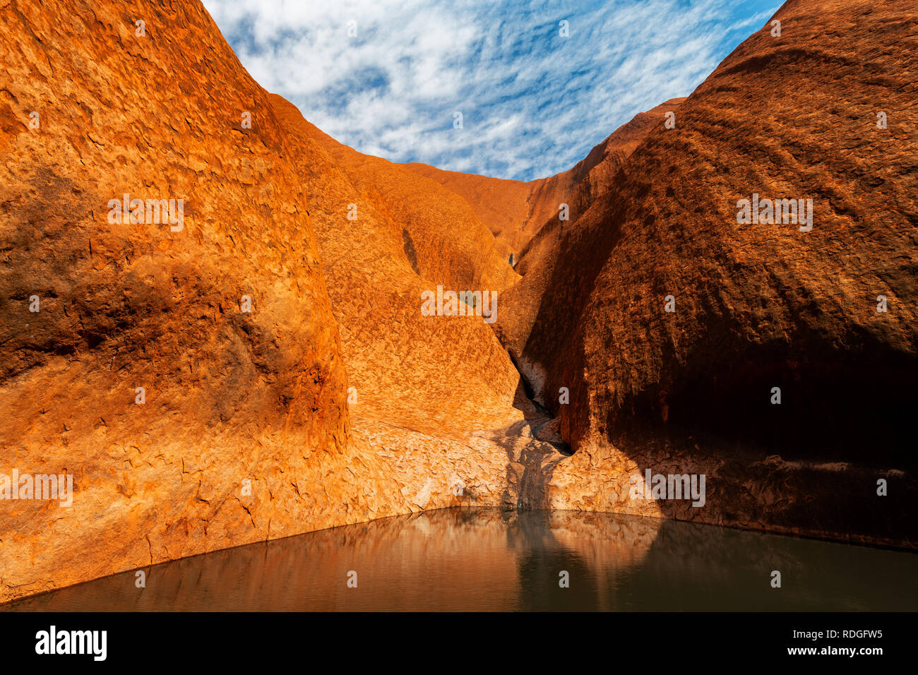 Mutitjulu Waterhole es un importante recurso hídrico para la vida alrededor de Uluru. Foto de stock