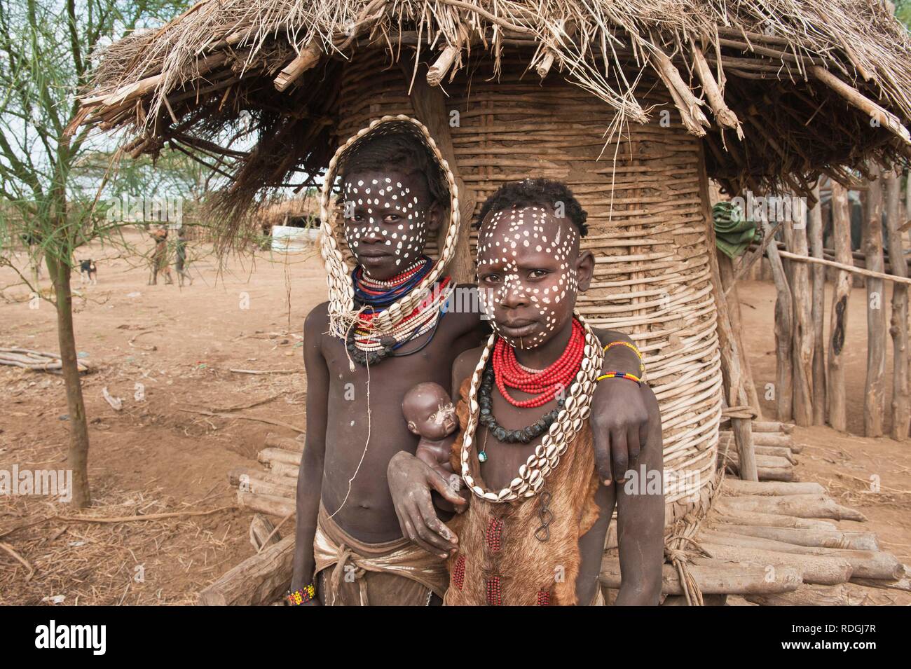 Dos niñas Karo con collares de conchas cowry y pinturas faciales, valle del río Omo, en el sur de Etiopía, África Foto de stock