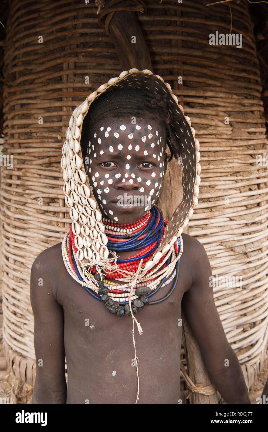 Karo chica con collares de conchas cowry y pinturas faciales, valle del río Omo, en el sur de Etiopía, África Foto de stock