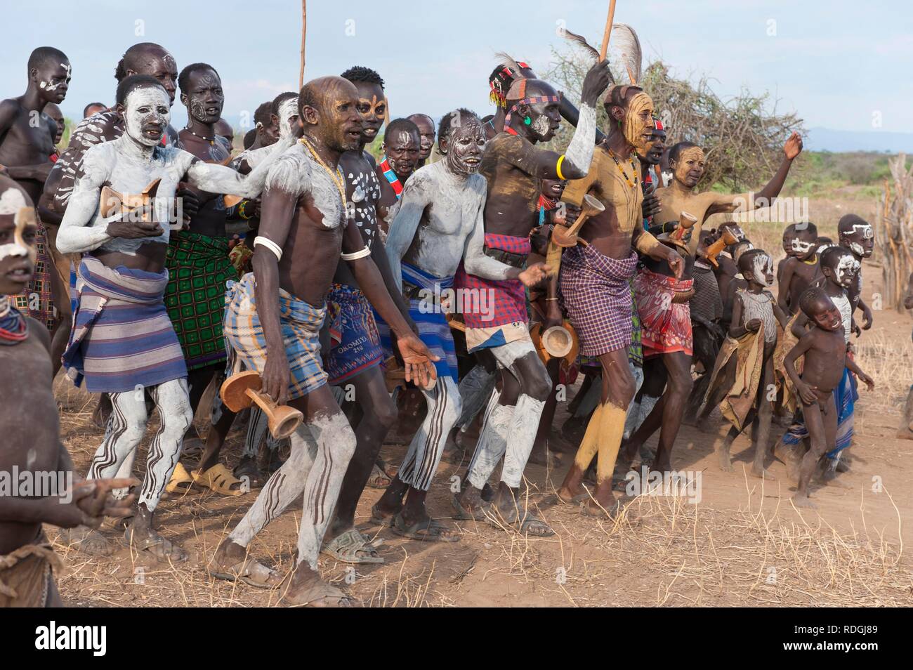 Karo personas con pinturas corporales que participan en una ceremonia de danza tribal, valle del río Omo, en el sur de Etiopía, África Foto de stock