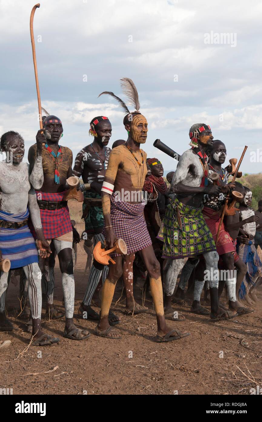Karo personas con pinturas corporales que participan en una ceremonia de danza tribal, valle del río Omo, en el sur de Etiopía, África Foto de stock