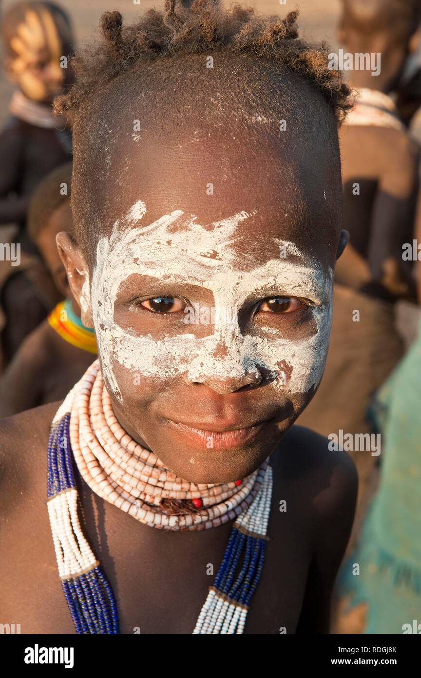 Karo boy con pinturas faciales y coloridos collares, retrato, valle del río Omo, en el sur de Etiopía, África Foto de stock