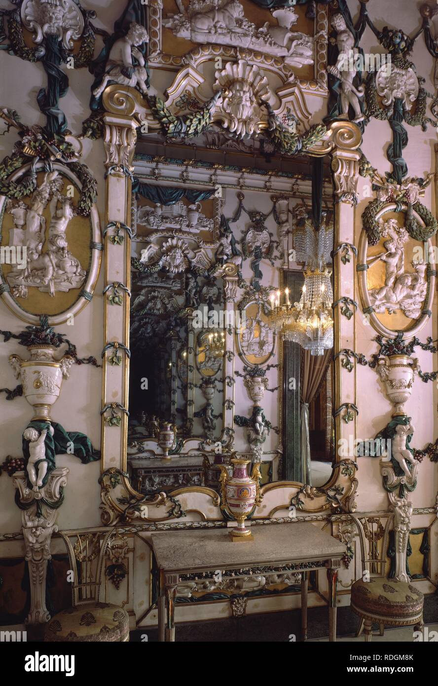 ESPEJO DEL GABINETE DE PORCELANA - SIGLO XVIII. Ubicación: Interior del  Palacio Real. MADRID. España Fotografía de stock - Alamy